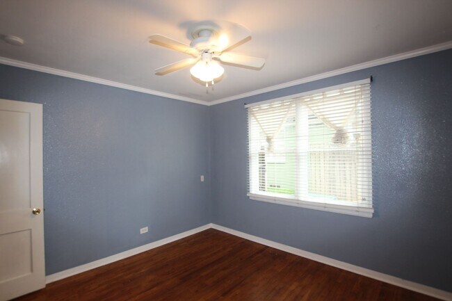 Building Photo - 3 Bedroom, 1.5 Bath Home in Central Tyler!