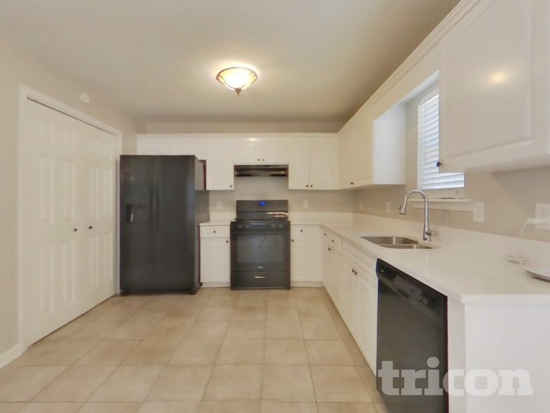 Building Photo - 214 Amber Trce