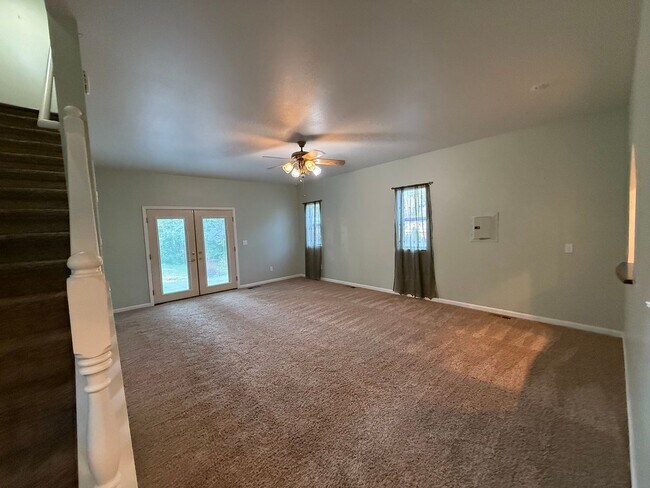 Building Photo - Spacious South Hill Home