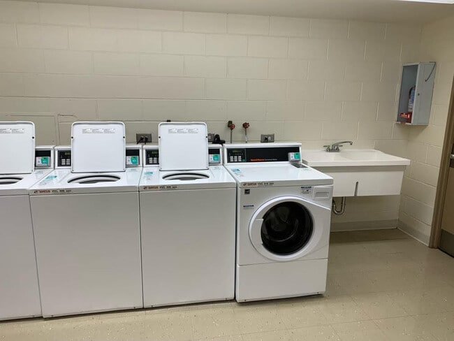 Building Photo - 175 E Delaware Pl