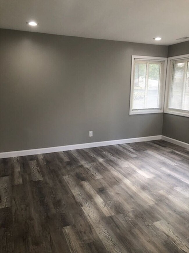 Building Photo - 3-Bedroom Single-Family Home – Ready for You!