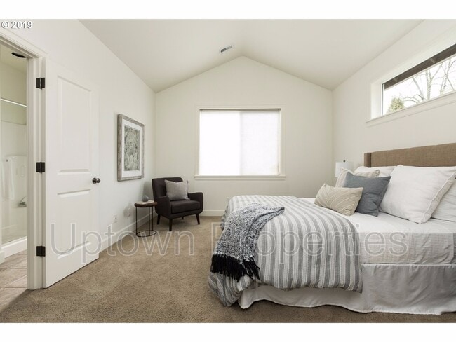 Building Photo - 1916 SW Idaho St