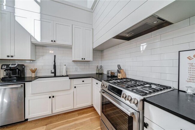 Building Photo - 11173 Serenbe Ln