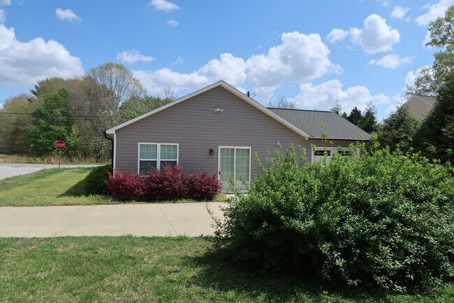 Building Photo - 210 Orch Pk Ln