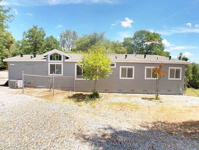 Building Photo - 2100sf 2 bed / 2 bath home with spacious living spaces for rent!