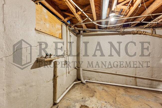 Building Photo - 1912 N Hood St