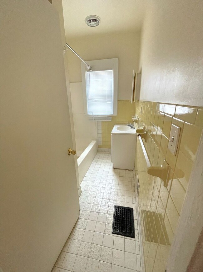 Building Photo - 903 Dewey Ave