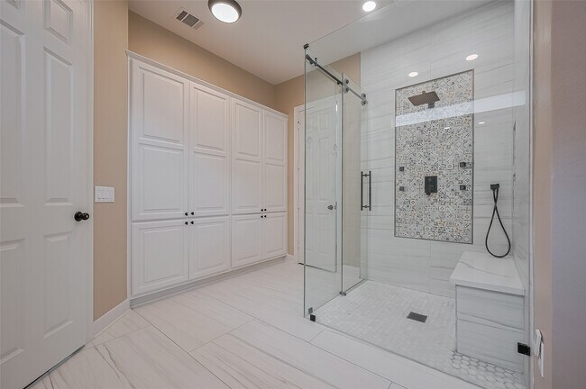 Building Photo - 11826 Legend Manor Dr