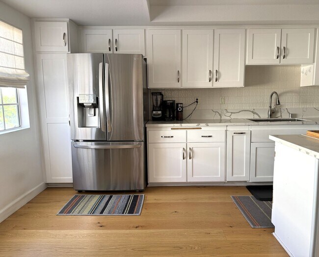 Building Photo - Multi-Level 2 bed plus bonus room townhome in South Redondo Beach – Available for 6–12 Months