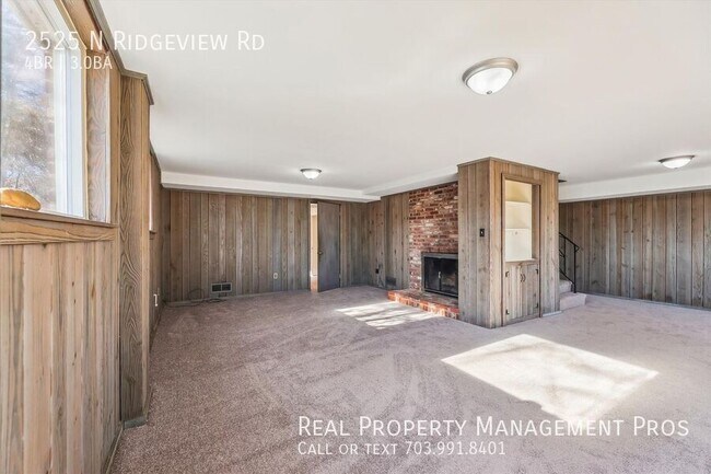 Building Photo - 2525 N Ridgeview Rd