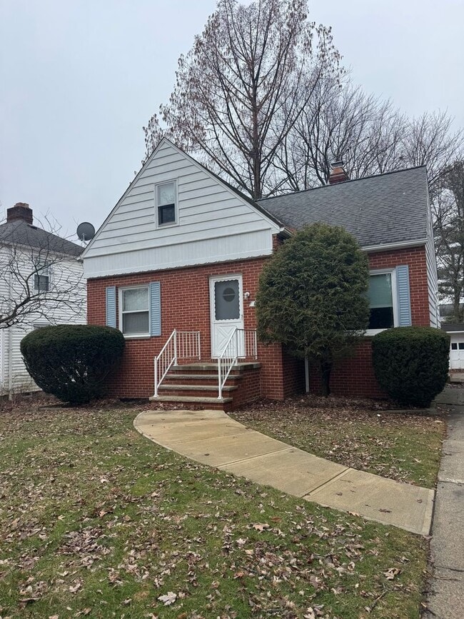 Building Photo - Beautiful Three Bedroom Home