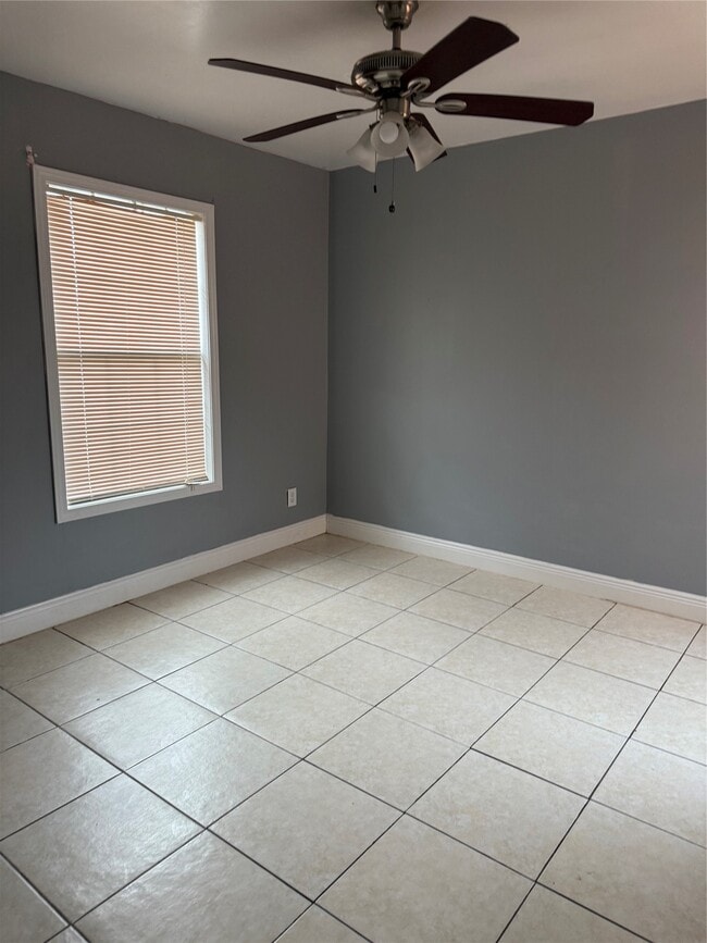 Building Photo - 917 Leonard St