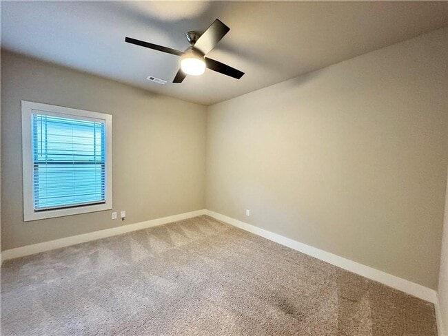 Building Photo - 921 NE Hts Ln