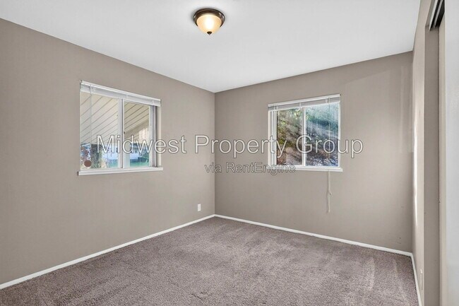 Building Photo - 727 Shepley Dr