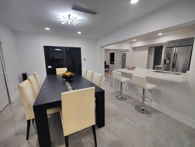 Building Photo - 5109 Banyan Ln