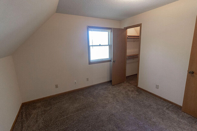 Building Photo - 1304 Millbrook Ct