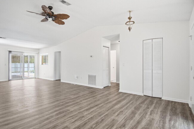 Building Photo - Amazing Pool Home!