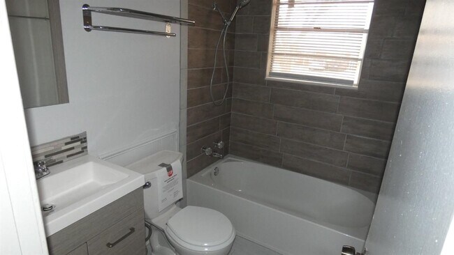 Building Photo - 605 SW 45th St
