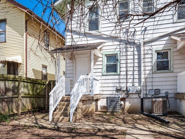 Building Photo - 1359 N 6th St