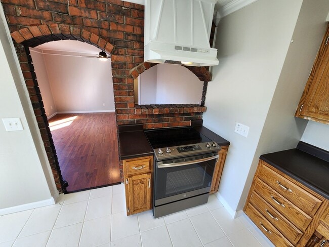 Building Photo - Spacious 3-Bedroom, 1.5-Bathroom Home AVAI...