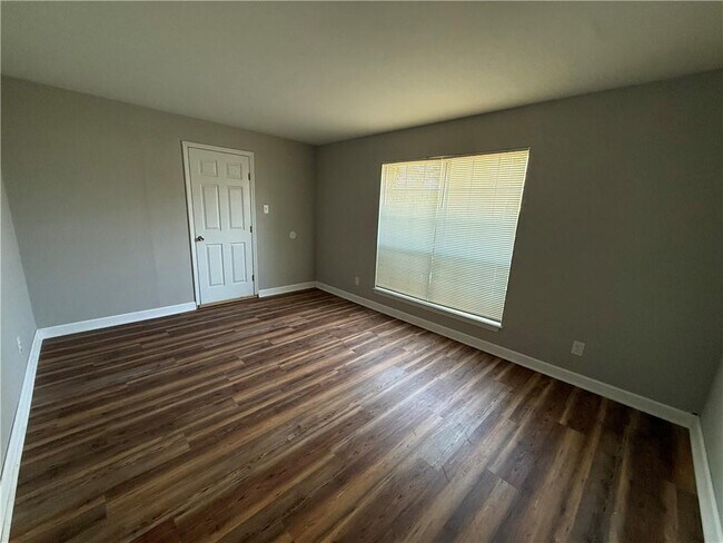 Building Photo - 505 Newport Dr W