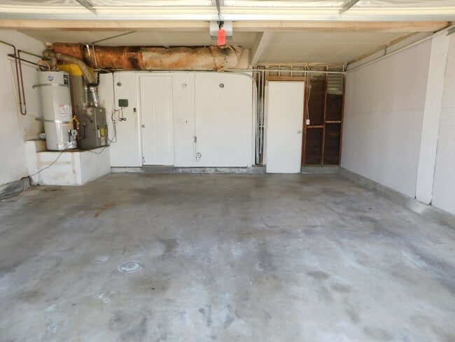 Building Photo - Spacious 4 bedroom 2.5 bath two soty house...