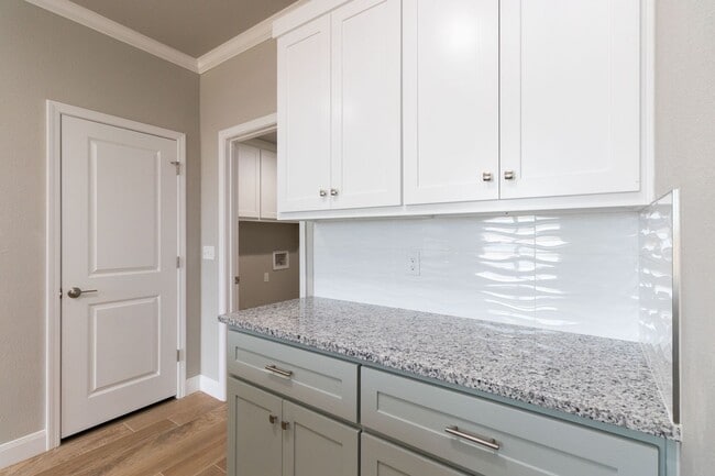 Building Photo - 2700 Tampa Bay Ave