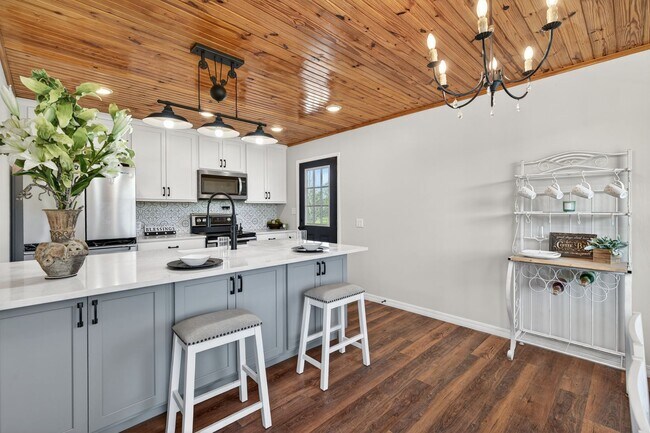 Building Photo - Country home equipped for on-site business!