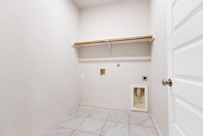Building Photo - A rare true dual-suite floorplan in Alamo Ranch — two private en-suite bedrooms, single-story liv...