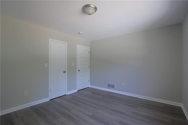 Building Photo - 4732 Valley Dale Dr SW
