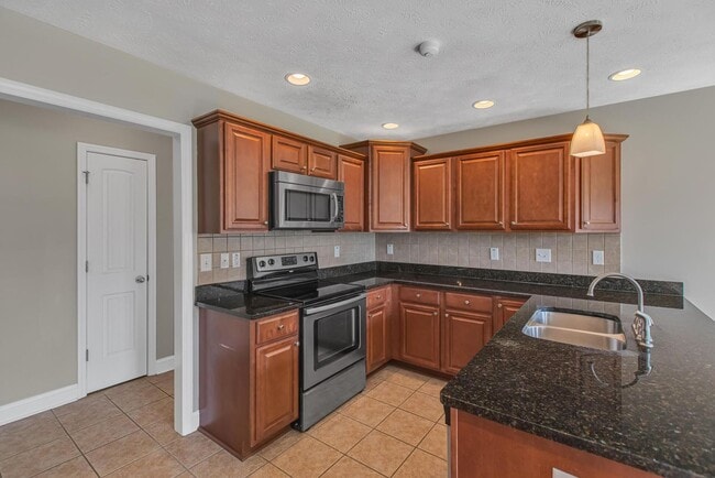 Building Photo - Large 3 bedroom with BONUS room!