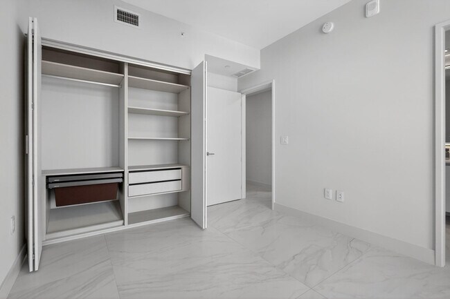 Building Photo - 700 NE 24th St