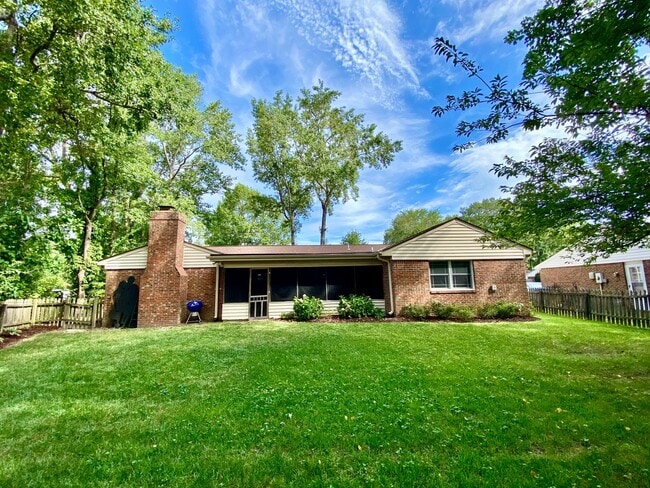 Building Photo - Charming Ranch-Style Home With Garage Avai...