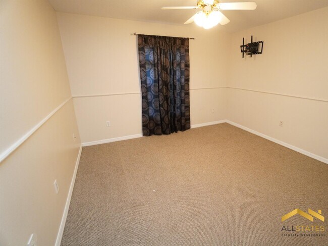 Building Photo - 694 Park Valley Cir