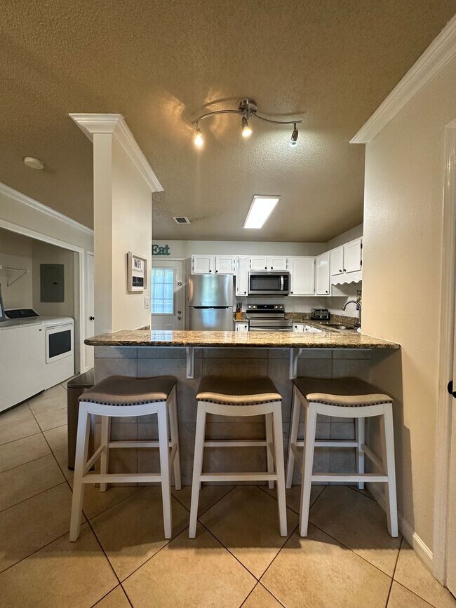 Building Photo - Furnished Townhome within walking distance...