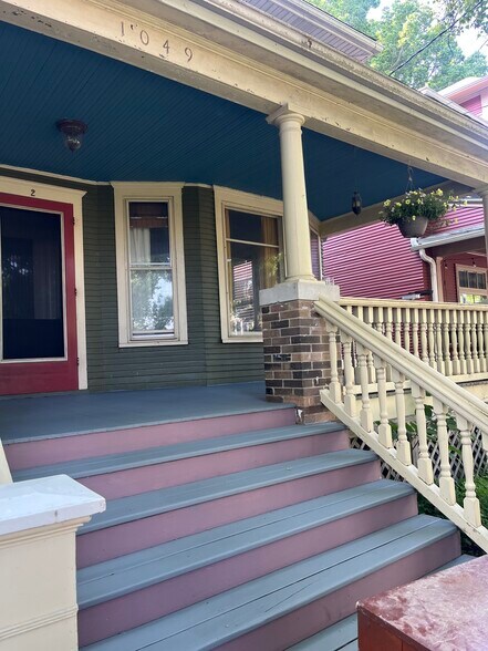 front porch/common - 1049 Spaight St