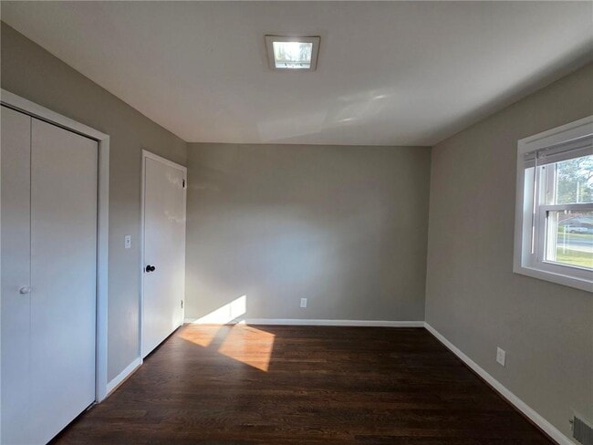 Building Photo - 652 Forest Ridge Dr SE