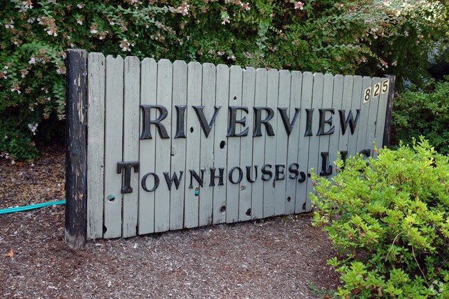 Building Photo - 825 Stephens Dr