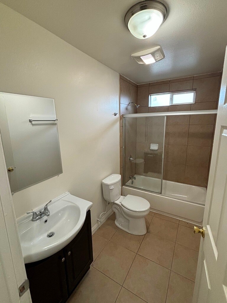 Building Photo - 216 E 97th St