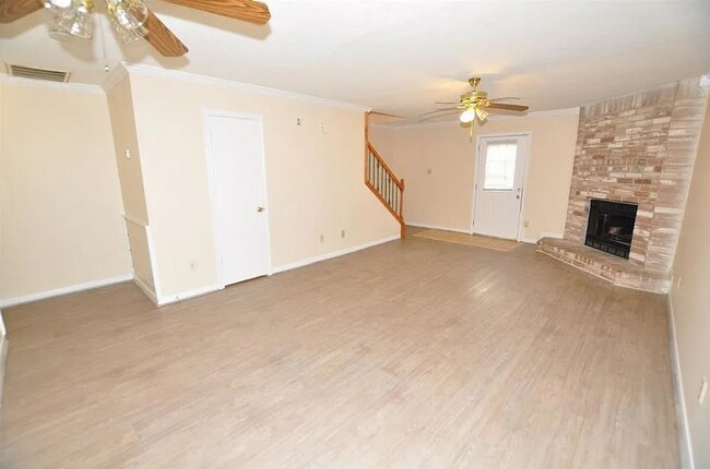 Building Photo - 2 Bedroom, 1.5 Bath Townhome – Modern Comfort in a Great Location!
