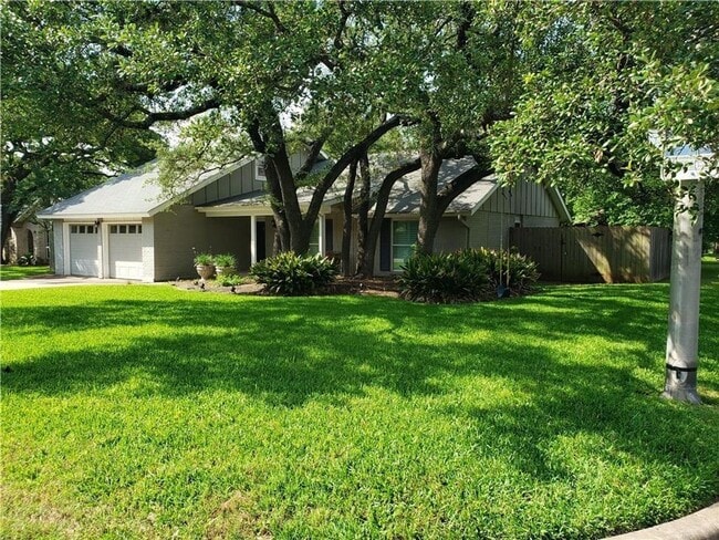 Primary Photo - Oak Forest Charm Three Bedroom/2 Bath Avai...