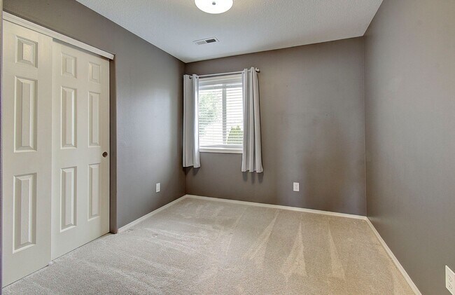 Building Photo - Large 2 Story 4bd 2.5ba Home in Vancouver