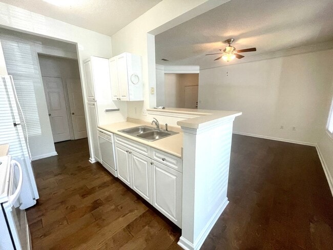 Building Photo - 2 Bedroom, 2 Bath Condo in Southampton Poi...