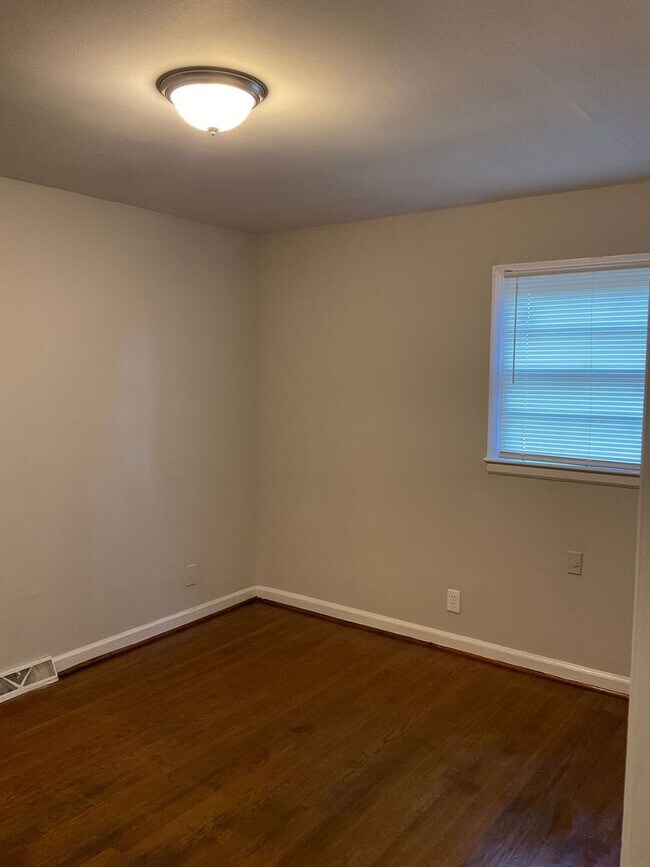 Building Photo - 4 Bedroom Brick Home in Gastonia - Hardwood Floors, Spacious Rooms!!!