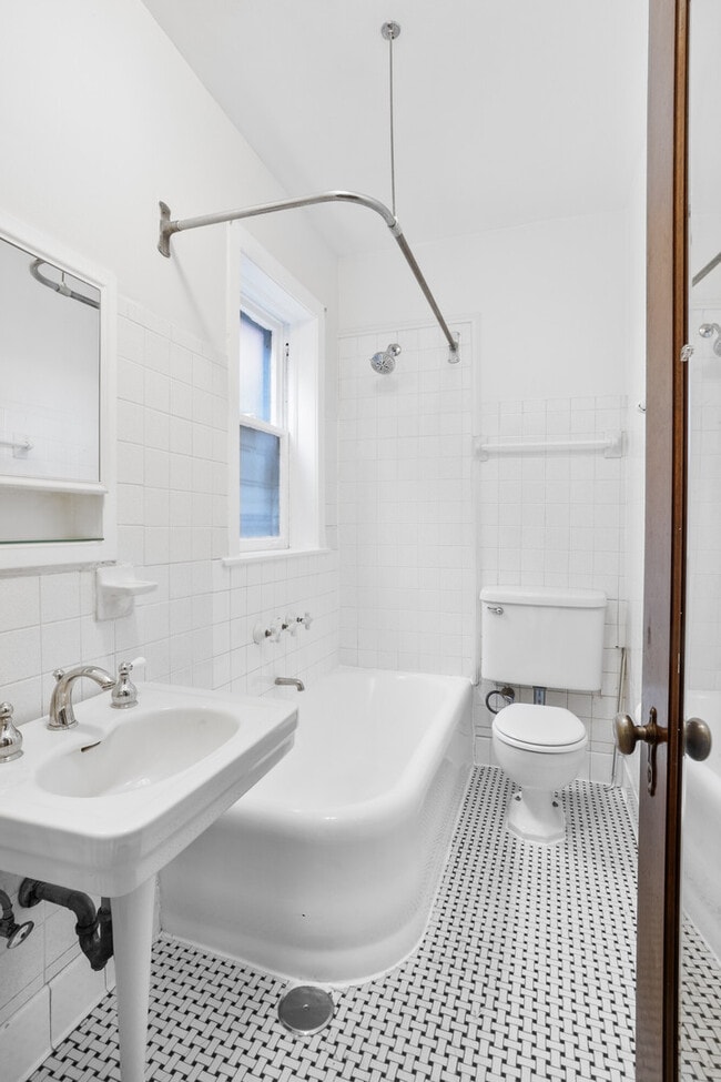 Building Photo - 2342 N Spaulding Ave