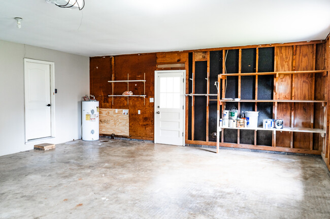 Building Photo - 4200 Crestfield Rd