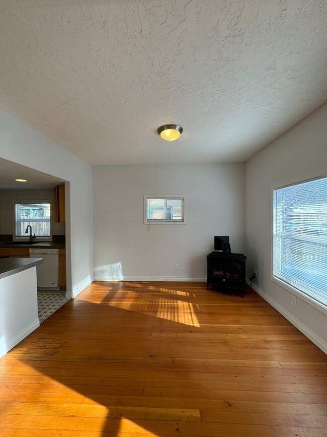 Building Photo - Adorable 3 bed/ 1 bath Home Desirably Loca...