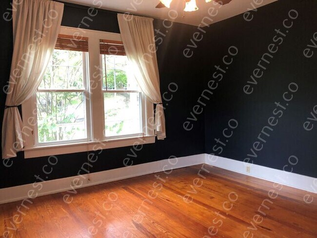 Building Photo - 604 Lytle St