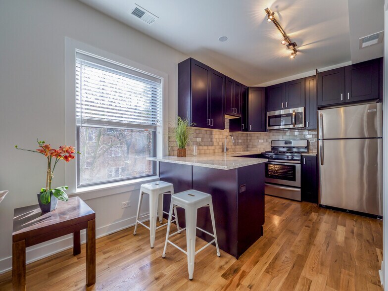 Building Photo - 2203 W Eastwood Ave