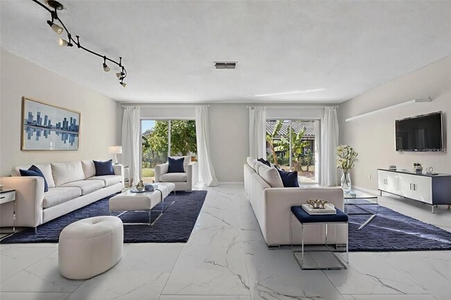 Building Photo - 10659 Windsor Ct
